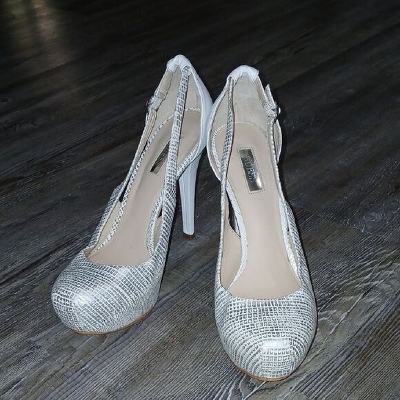Guess Jacoba Platform High Heel 4.5"   classy elegant Pump Size 7.5  EUC - Picture 1 of 8